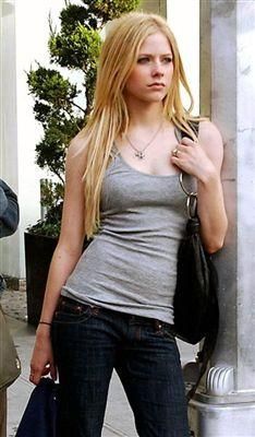 avril in viata de zi cu zi!!!! - avril in florida!!! :D - Album foto