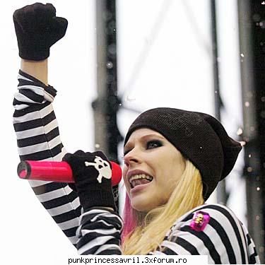poze avril live!! - punkdanutza - Album foto