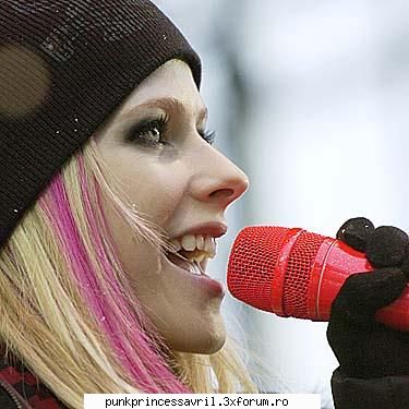 poze avril live!! - aici nu mai are microfonu ROZ il are ROSU - Album foto