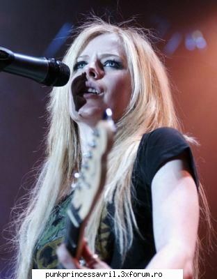 :zzz: poze avril live!!