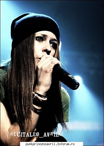 caciulitza :nod: poze avril live!!