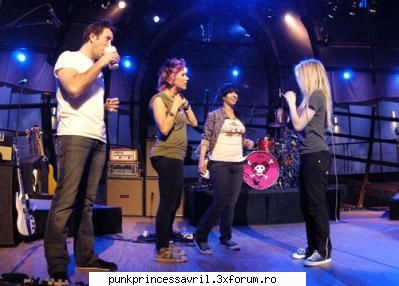 poze avril live!! - poze dintr-un concert live!!!!! - Album foto