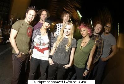 poze avril live!! - aici ii ea si toata trupa ei ni asaa ca-i cool - Album foto