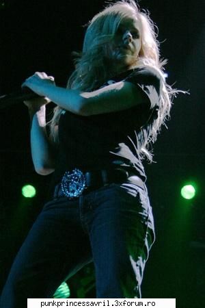 poze avril live!! - is poze luate la ora de info is cool :D - Album foto