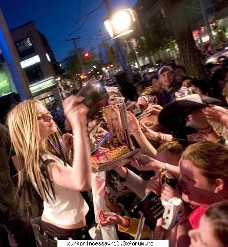 poze avril live!! - vreu si io acolo sa o vad!!! - Album foto